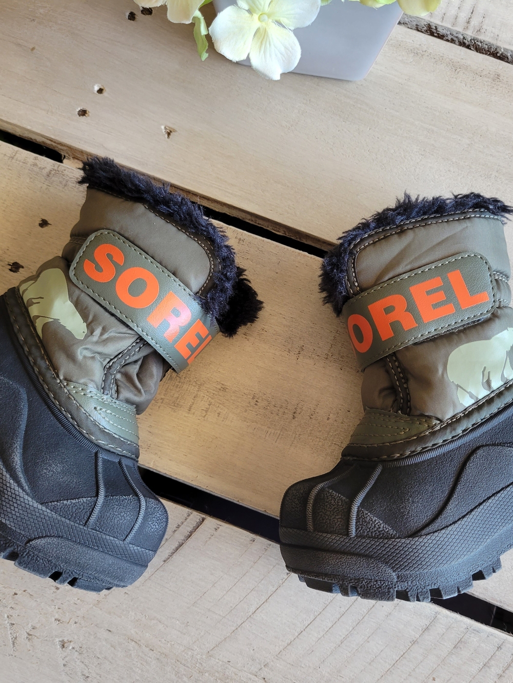 Sorel Kids' Olive Green Winter Boots with Faux Fur Sz 4 - Picture 2 of 6